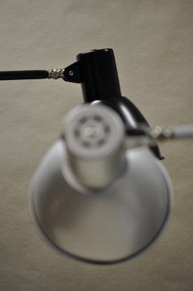 Lampe de bureau blindée noire ou argentée