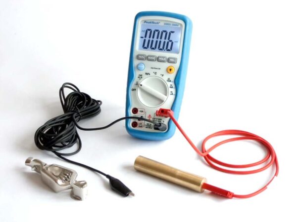 Le multimètre Digital Peak Tech pour mesurer les tensions corporelles dans les champs électriques