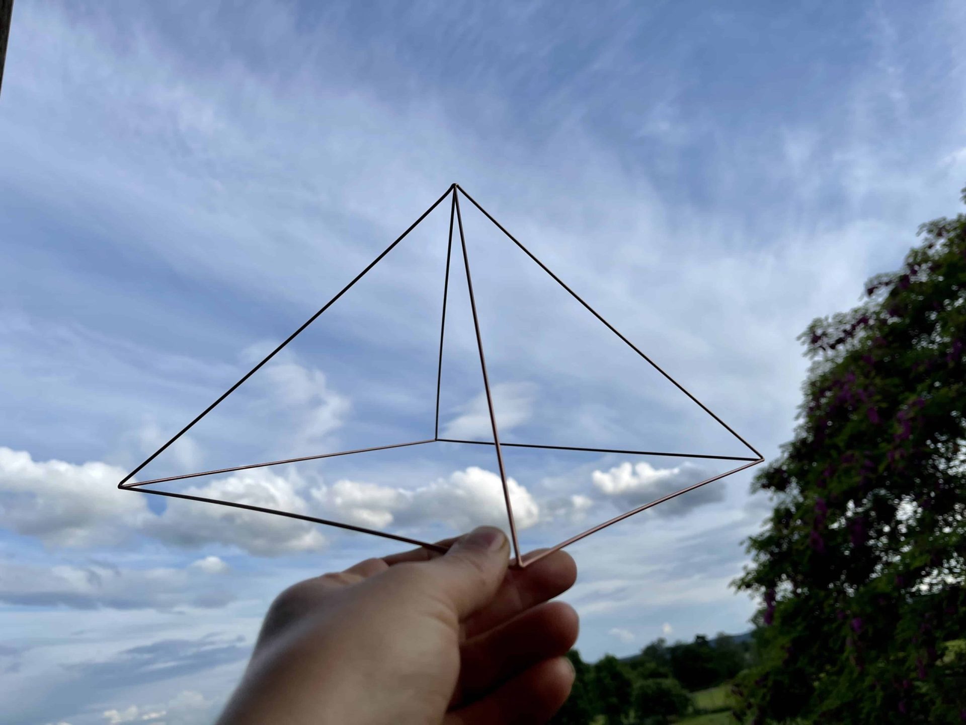 Pyramide classique en baguettes de cuivre pour l'électroculture