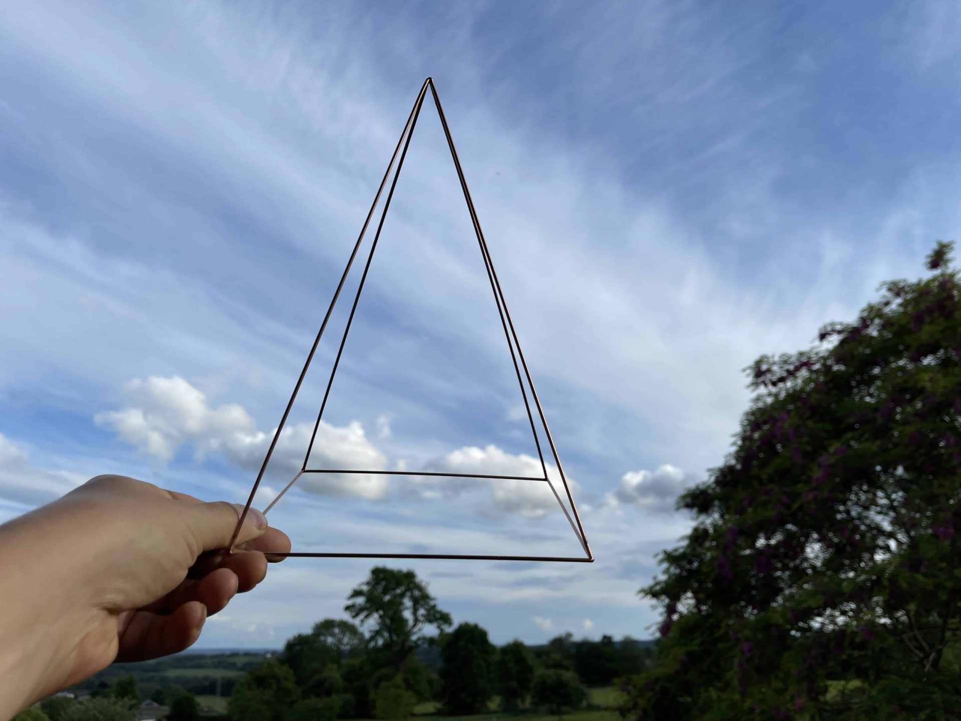 Pyramide nubienne au nombre d'or en baguettes de cuivre pour l'électroculture